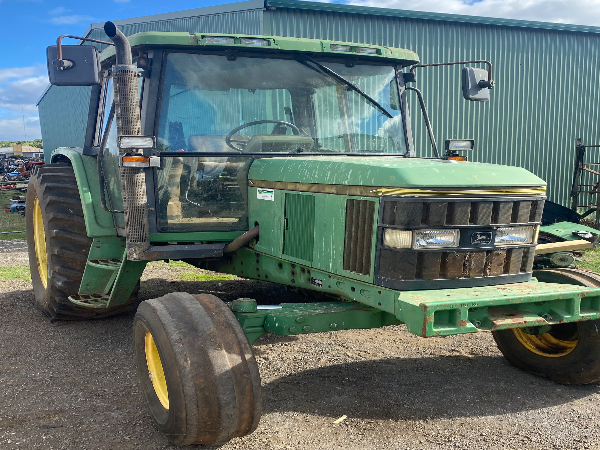John Deere 6400 wrecking