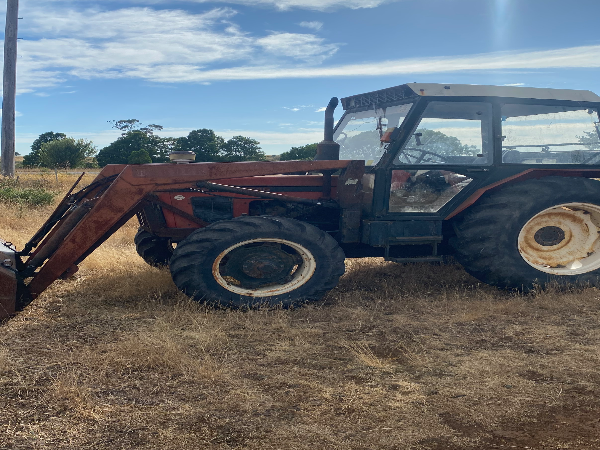 Zetor 7745 with burder loader wrecking