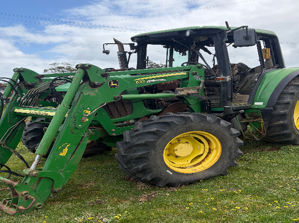 Tractor wrecking John Deere 6330 with loader kit 